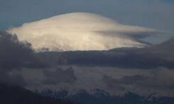 Ağrı Dağı'nın zirvesi mercek bulutuyla kaplandı