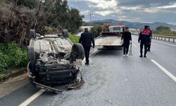 Alanya'da devrilen otomobilin sürücüsü yaralandı