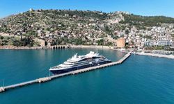 Alanya'ya Fransız bayraklı kruvaziyer demir attı