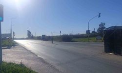 Antalya'da muz yüklü kamyonun kasası yola savruldu