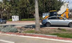 Antalya'da otomobil elektrik direğine çarptı: 2 yaralı