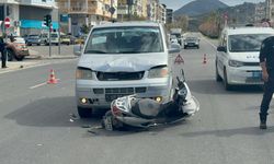 Antalya'da panelvan ile çarpışan motosikletteki 2 kişi yaralandı