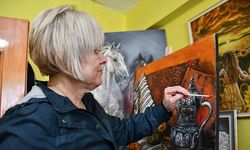 Atölyeye dönüştürdüğü kuaför dükkanında hayallerini resmediyor