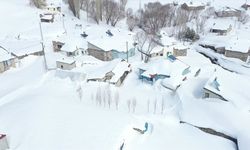 Baharda ev ve ahırların kara gömüldüğü Ağrı'nın köylerinde yaşam zorlu geçiyor