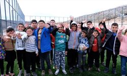 Bakan Kurum, Adıyaman'ın Zey köyünde halı sahaya kavuşan çocukları paylaştı