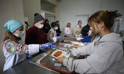 Balıkesir'de meslek liseliler günlük 600 kişilik yemek üretiyor
