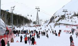 Bayramda kar kalınlığı 279 santimetreye ulaşan Palandöken, baharda tatilcileri ağırladı