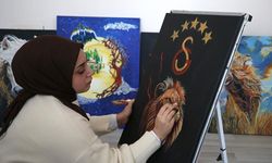 Bedensel engelli Kübra, yaptığı resimlerle hayatına renk katıyor