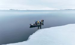 Bitlis'te Nazik Gölü'nde buzlar kısmen çözüldü