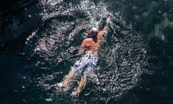 Boğaz'da yaz kış yüzen 78 yaşındaki huzurevi sakini sağlığıyla dikkati çekiyor