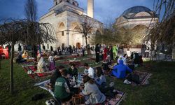 Bosna Hersek'teki tarihi Ferhadiye Camisi'nde geleneksel iftar sofrası kuruldu