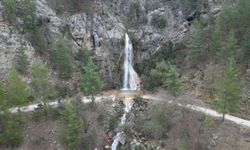 Bucak'taki Kızıllı Şelalesi ziyaretçilerine görsel şölen sunuyor