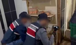 Dekoratif rafın arkasındaki gizli depoda 558 litre sahte içki ele geçirildi
