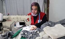 Depremzede anne, Türk Kızılay gönüllüsü olarak kız çocuklarına bayramlık dikti