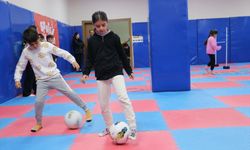 Depremzede ilkokul öğrencileri, farklı spor dallarıyla tanışıyor