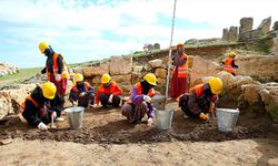 Diyarbakır'da kadınlar 3 bin yıllık Zerzevan Kalesi'nde tarihin izini sürüyor