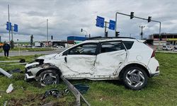 Diyarbakır'da okul servisi ile otomobilin çarpışması sonucu 15 kişi yaralandı