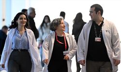 Doktor anne, meslektaşı iki çocuğuyla aynı hastanede çalışıyor