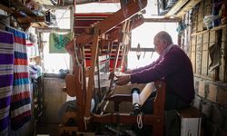 Dokumacılığı yaşatmak için atölyesindeki tezgahı evine taşıdı