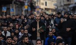 Filistinliler, bayram namazını İsrail'in kısıtlamaları nedeniyle kapatılan Mescid-i Aksa çevresinde kıldı