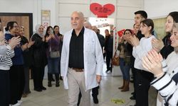 Fizik öğretmeni 37 yıl önce mesleğe başladığı okuldan sürpriz veda töreniyle emekli oldu