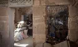 Gazze'de gönüllüler, Büyük Ömeri Camisi Kütüphanesi'nin kültürel mirasını korumaya çalışıyor