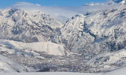 Hakkari'de beyaz örtüyle kaplı dağlardaki kar manzarası dronla görüntülendi