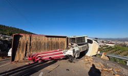 Hatay'da devrilen vincin sürücüsü yaralandı