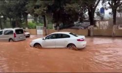 Hatay'da sağanak etkili oldu: Yollar göle döndü, otelin oto parkını su bastı