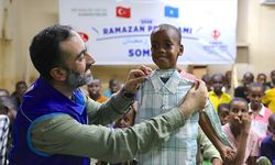 Hayırseverlerin gönderdiği bayramlıklar Somali'de yetim çocukların yüzünü güldürdü