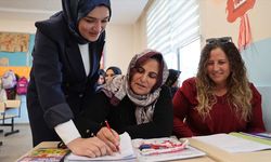 İki kız kardeş 40 yaşından sonra aynı sırada okuma yazma öğreniyor