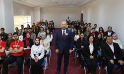 İl Sağlık Müdürü Halil Nacar, Doğu Akdeniz Bölgesel Kariyer Fuarı'nda gençlerle buluştu