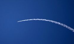 İngiltere, İran'ın, İngiliz askeri üslerinin bulunduğu Kıbrıs Rum kesimine doğru iki füze fırlattığını bildirdi