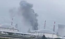 İran'ın hedef aldığı İsrail'in Hayfa kentindeki petrol rafinerisinden siyah dumanlar yükseliyor
