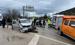Isparta'da iki otomobilin çarpıştığı kazada 4 kişi yaralandı