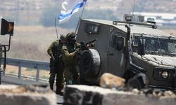 İsrail askerleri El Halil'de Filistinli bir genci gerçek mermiyle ateş açarak yaraladı