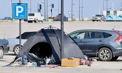 İsrail'in Beyrut'ta halkı yerlerini terk etmeye zorladığı Dahiye'den kaçan aileler, sokaklarda sabahlıyor