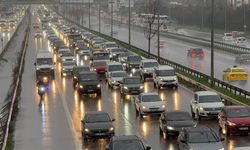 İstanbul'da yağmurun da etkisiyle sabah saatlerinde trafik yoğunluğu yaşanıyor