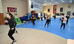Kadınlar zumba ile hem spor yapıyor hem sosyalleşiyor
