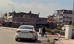 Kaldırımda yürüyen kadının boynundaki kolyeyi çalarak kaçtı