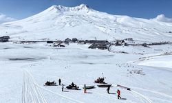Kanoyla suda değil, Erciyes'te kar üzerinde süzüldüler