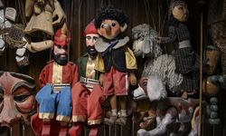 Karagöz'ü zamana uyarlayarak geleneksel Türk tiyatrosunu bugüne taşıyor