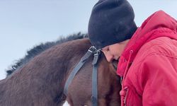 Kars'ta kadın binici, tayken alıp büyüttüğü atıyla yarışlara hazırlanıyor