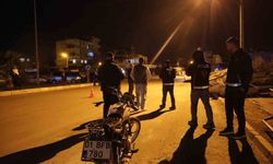 Kasksız sürücüden polise ilginç teklif: 'Cezayı bana değil, plakaya yazın'