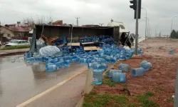 Hassa’da Kamyon Devrildi, Damacanalar Etrafa Saçıldı!