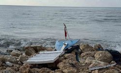 Kıyıya yanaşmak istedikleri tekne kayalıklara çarpıp paramparça oldu