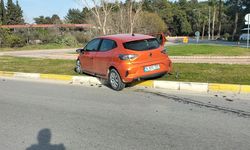 Manavgat'ta iki otomobilin çarpışması sonucu 2 kişi yaralandı