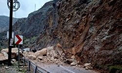 Mersin-Antalya kara yolunda heyelan meydana geldi