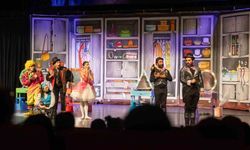 Mersin Şehir Tiyatrosu 'Dünya Tiyatro Günü'nü binlerce seyirciyle kutladı