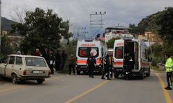 Mersin'de elektrik direğine çarpan otomobildeki 2 kişi yaralandı